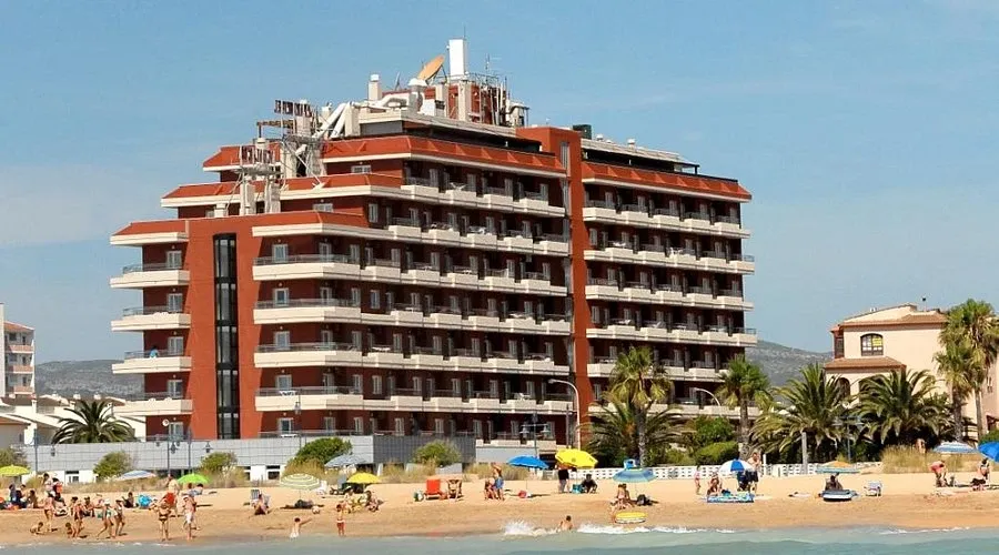El aparthotel de cuatro estrellas del torneo, en primera línea de la playa de Peñíscola