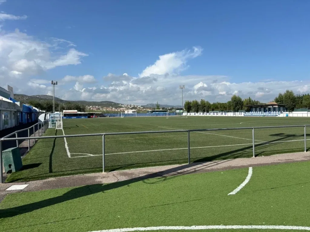 Campo Municipal de Peñíscola: césped artificial con la montaña y el pueblo al fondo