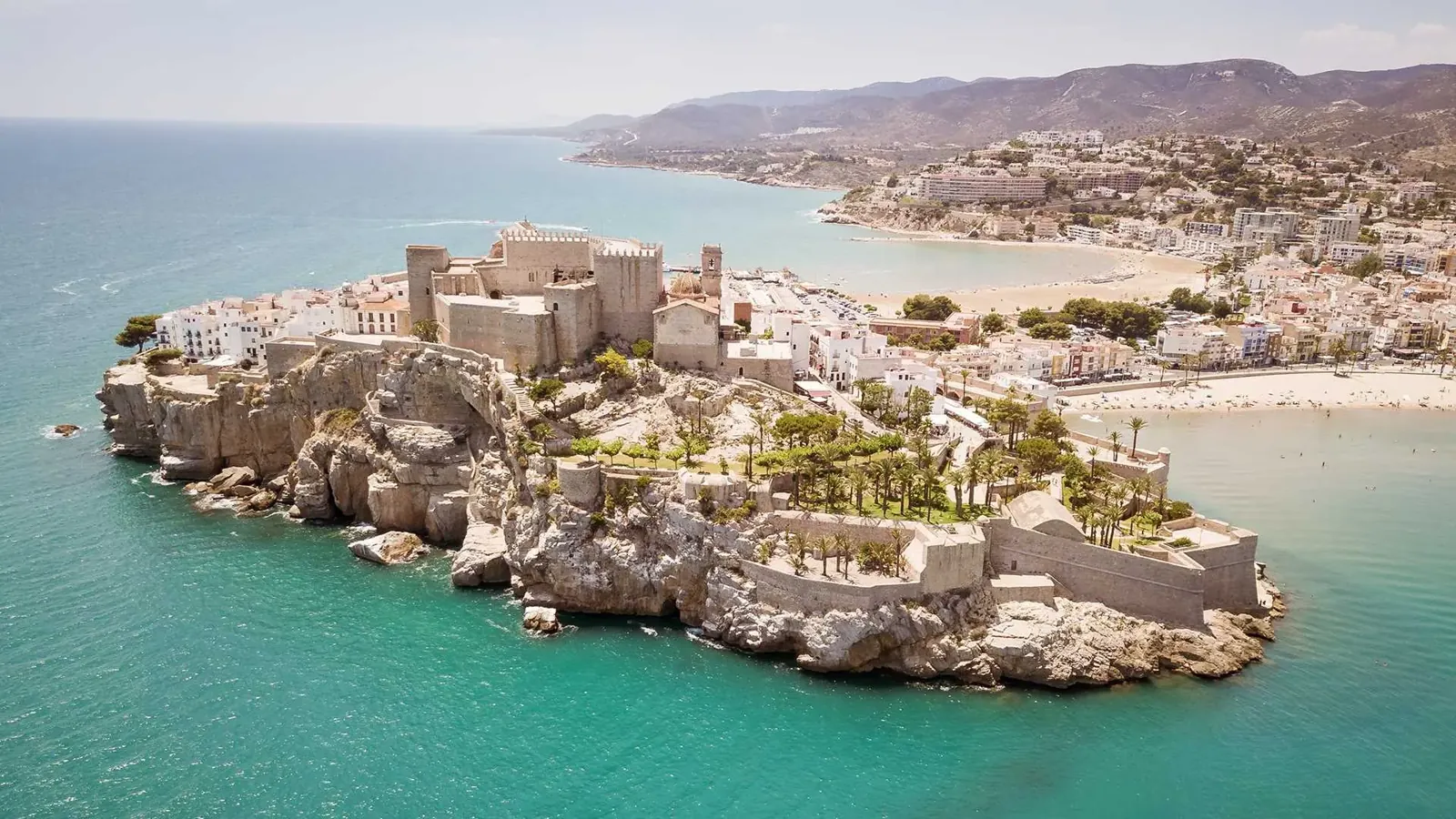 Vista aérea del castillo del Papa Luna y la playa de Peñíscola