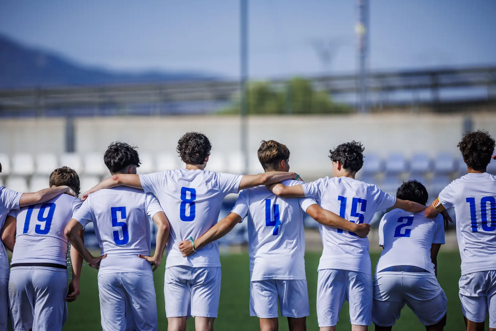 Un equipo abrazado, de espaldas, antes de un partido del torneo