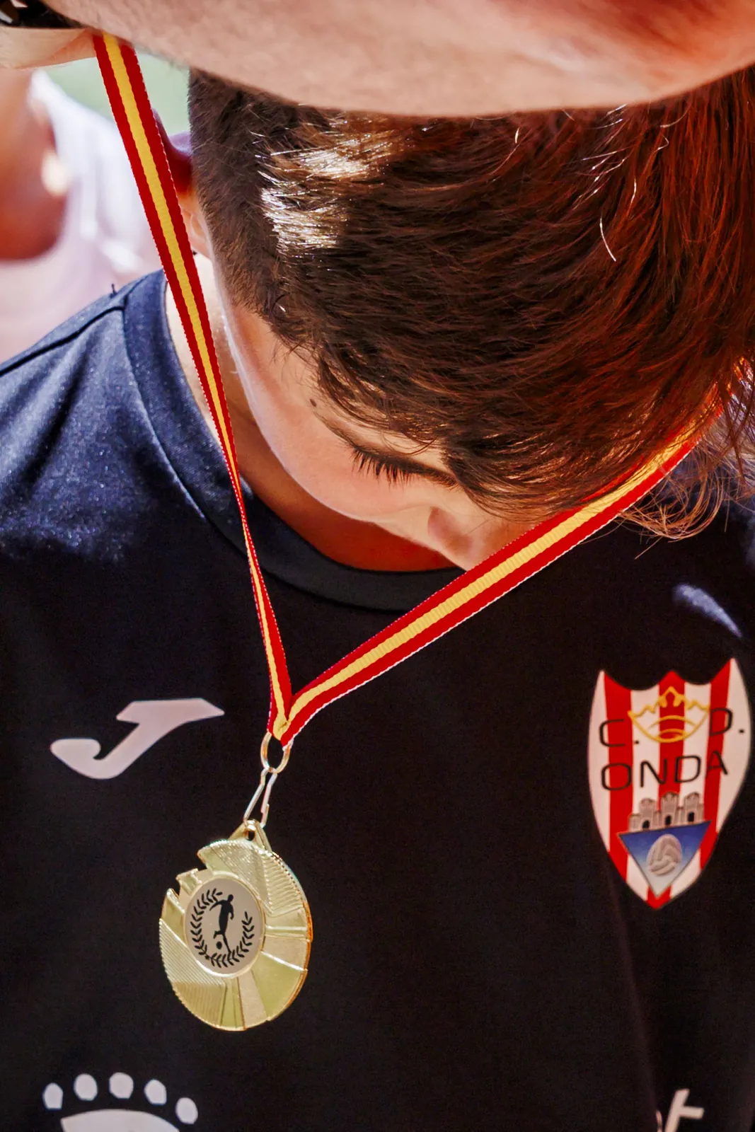 La medalla del torneo colgada del cuello de un jugador