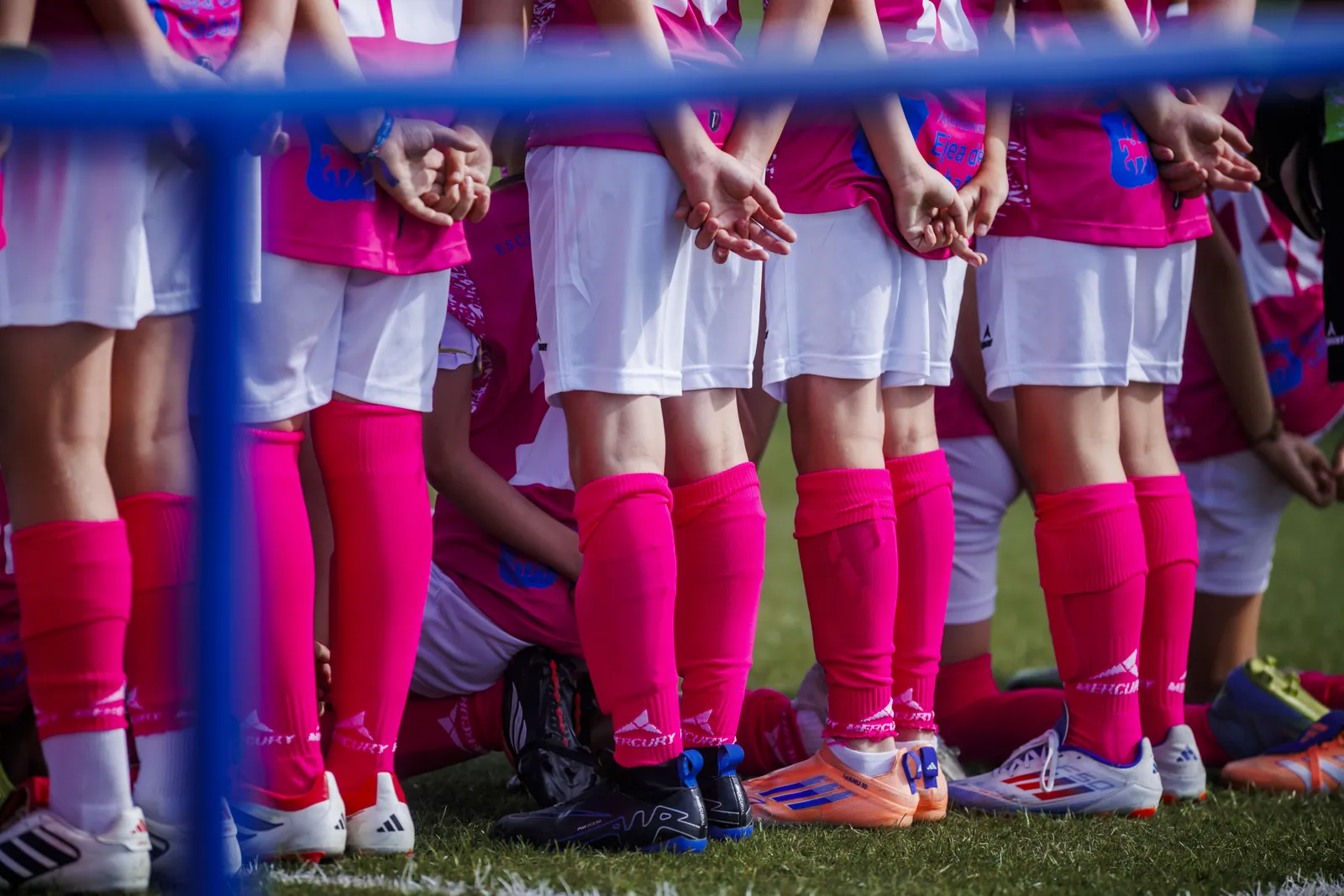 Las medias de un equipo, en fila sobre el césped